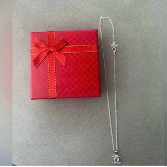 silver luxury charm on unbranded necklace - Picture 3 of 3